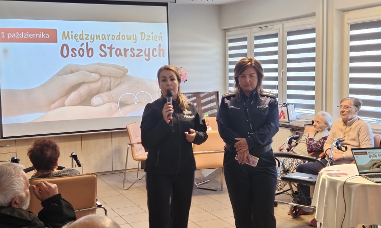 Pogadanka z funkcjonariuszkami Małopolskiej Policji o bezpieczeństwie z okazji Międzynarodowego Dnia Seniora.