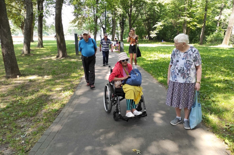 seniorzy wchodzący w strefę "parku"
