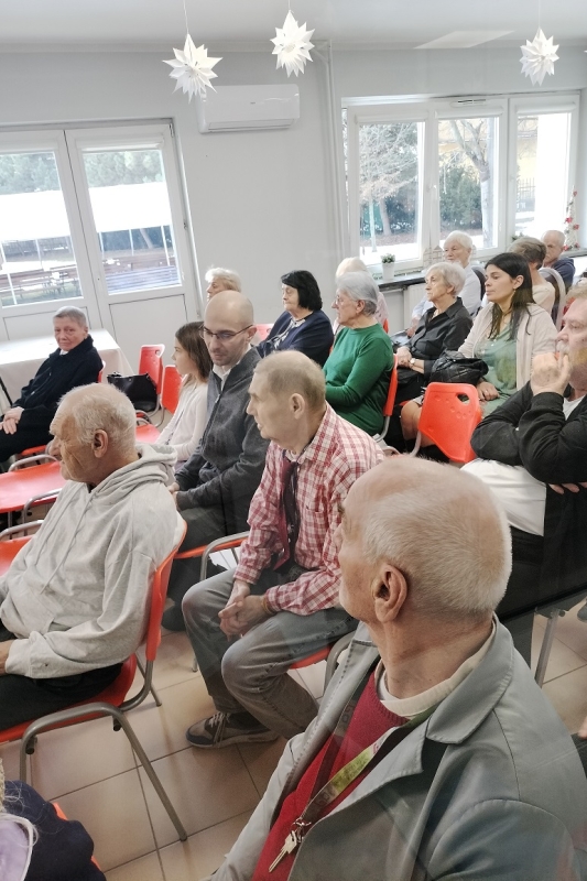 Uroczysta Msza Św. oraz kolędowanie z z Zespołem Szkół Charytatywny i Wspólnotę „Domowy Kościół” z Parafii Matki Bożej Matki Kościoła. (fot. 4)