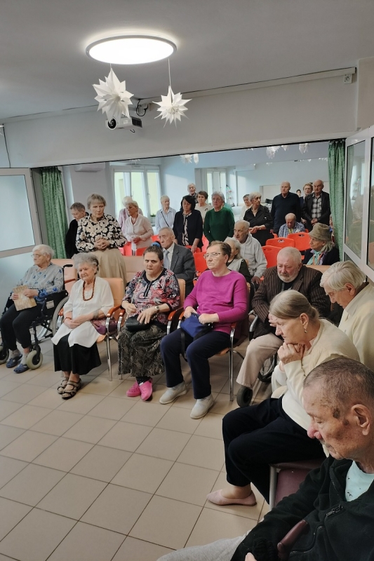 Uroczysta Msza Św. oraz kolędowanie z z Zespołem Szkół Charytatywny i Wspólnotę „Domowy Kościół” z Parafii Matki Bożej Matki Kościoła. (fot. 1)